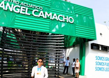 Ángel Camacho visita por primera vez el Centro Acuático que lleva su nombre