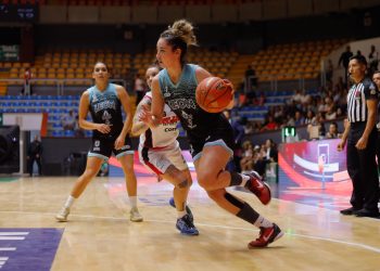 Con nuevo coach, Abejas de León cae como local ante Rojas