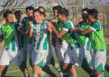 Atlético Leonés hace la tarea y elimina en casa a Gallos de Nuevo León