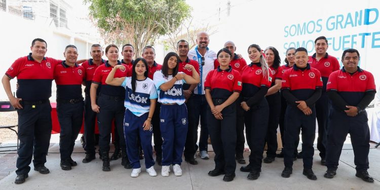 Es campeona mundial Kelly López invitada en inauguración de estación de bomberos