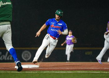 Grand Slam de Kerrigan comanda triunfo de Bravos de León sobre Conspiradores