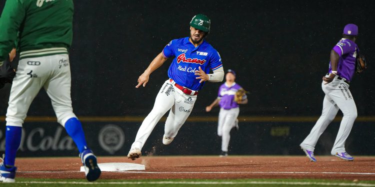 Grand Slam de Kerrigan comanda triunfo de Bravos de León sobre Conspiradores