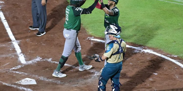 Sandber Pimentel comanda victoria de Bravos de León para emparejar la serie ante Tigres