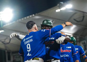 Sandber Pimentel encabeza remontada de alarido de Bravos de León ante Leones