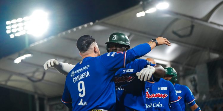 Sandber Pimentel encabeza remontada de alarido de Bravos de León ante Leones