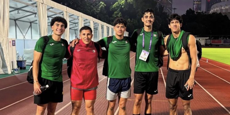 Edgar Ramírez entra a la pista en el Mundial de Relevos en China
