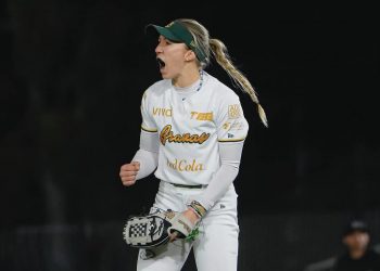 Jordan Johnson representa a Bravas de León en la liga italiana de softbol