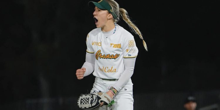 Jordan Johnson representa a Bravas de León en la liga italiana de softbol