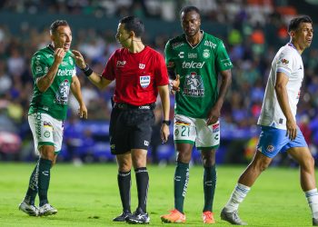 León muestra garra, pero Cruz Azul se lleva la ventaja
