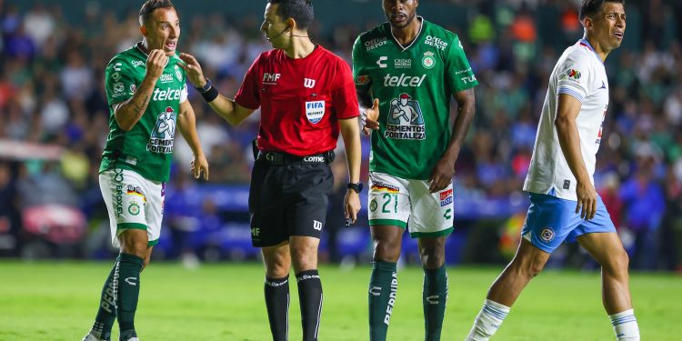León muestra garra, pero Cruz Azul se lleva la ventaja