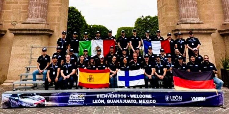 El Rally de las Naciones 2025 arranca motores con fotografía oficial en el emblemático Arco de la Calzada