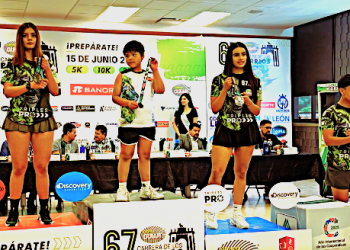 Presentan la playera y medalla conmemorativas de la 67 edición de la Carrera de los Barrios