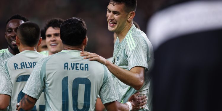 ¡Montes al rescate! México vence a Suriname y amarra boleto a Cuartos de Final