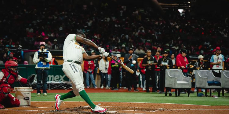 Sandber Pimentel, de Bravos de León, se mete al podio en el Home Run Derby 2025