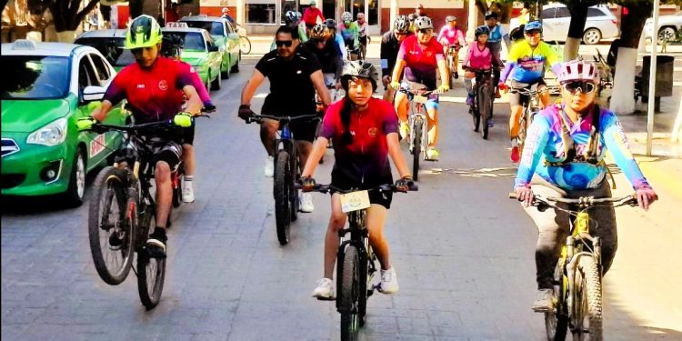 Familias de Silao pedalean por el medioambiente en rodada dominical