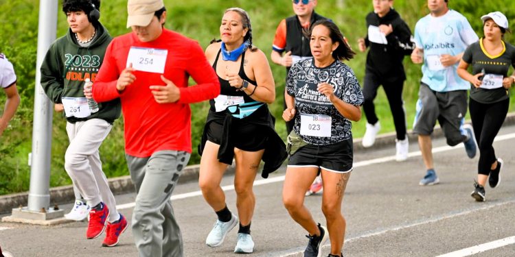 Atletas recorren 3.5 kilómetros en contra de las adicciones en Guanajuato capital