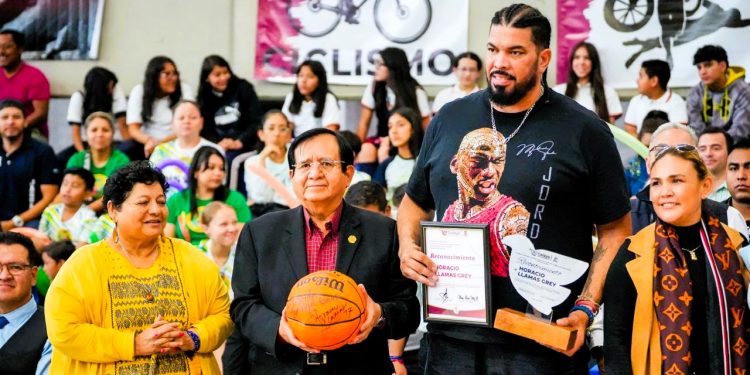 Horacio Llamas inspira a la comunidad de Celaya con mensaje de superación