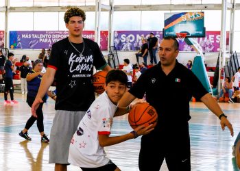 Karim López inspira a la nueva generación en el «Basketball Camp» en León