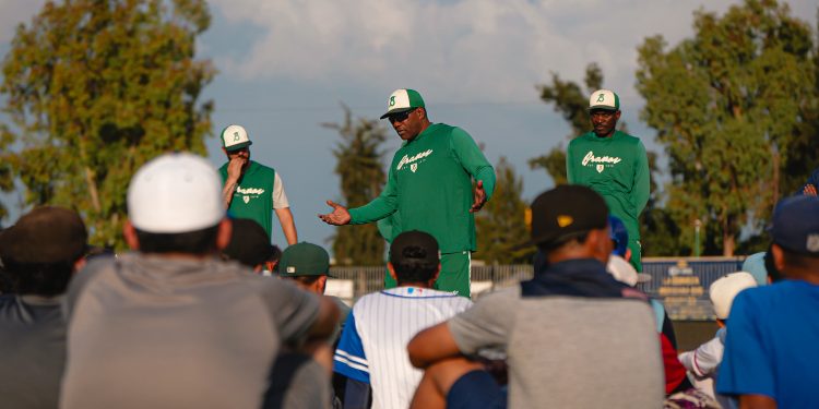 Encabeza Miguel Tejada tryouts de Bravos de León con más de 100 jóvenes promesas