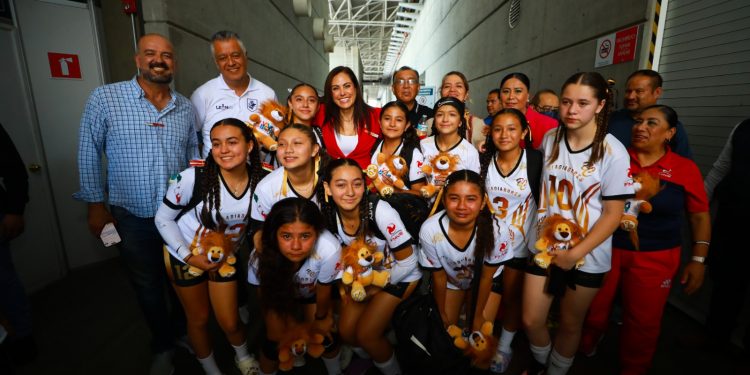 Visita Alejandra Gutiérrez a participantes del Festival Nacional de Voleibol Infantil y Juvenil