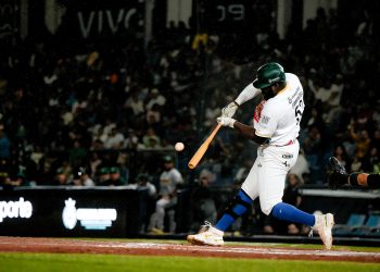Bravos de León logra remontada ante Pericos de Puebla con marcador de 8-5 y asegura la serie