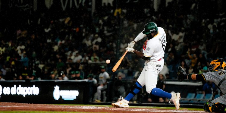 Bravos de León logra remontada ante Pericos de Puebla con marcador de 8-5 y asegura la serie