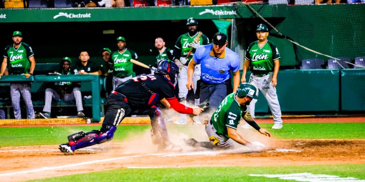 El Águila remonta y se lleva el primero de la serie ante los Bravos