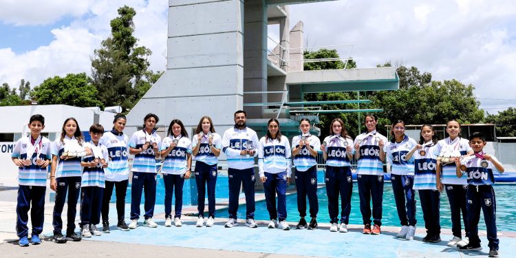 Clavadistas leoneses brillan en la Olimpiada Nacional 2025 con 23 medallas