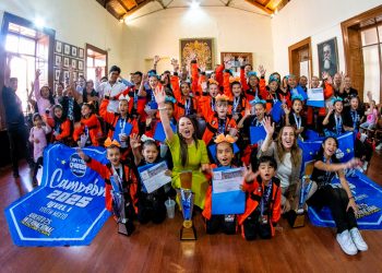 Alcaldesa de Guanajuato reconoce a equipo de porra acrobática por triunfos internacionales
