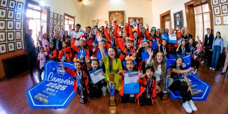 Alcaldesa de Guanajuato reconoce a equipo de porra acrobática por triunfos internacionales
