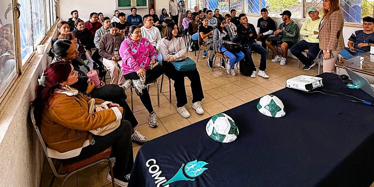 Estudiantes de la Universidad de León visitan las instalaciones deportivas de COMUDEG
