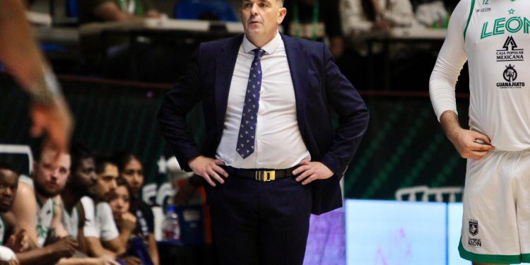 Se agudiza la crisis en Abejas de León: se van el coach Javier Muñoz y Nick Tomsick