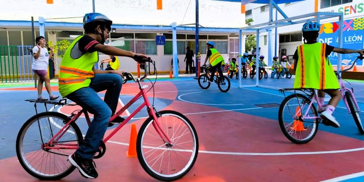 Se forman más de 2,700 nuevos ciclistas en programa comunitario en León
