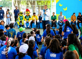 Ale Gutiérrez convive con las niñas y niños asistentes al curso de verano de Comude León