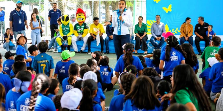 Ale Gutiérrez convive con las niñas y niños asistentes al curso de verano de Comude León