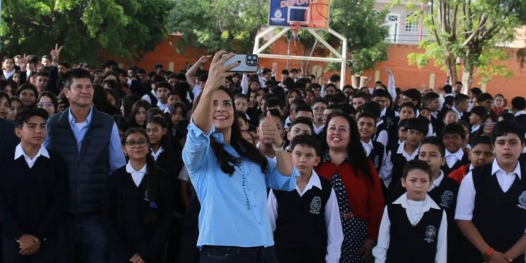 Encabeza Yendy Cortinas arranque del ciclo escolar en Cuerámaro