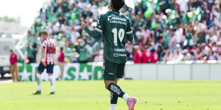 León deja ir ventaja y cae ante Chivas en Chicago