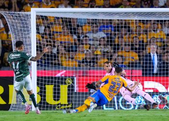 León, con un hombre más durante una hora, es incapaz de vencer a Tigres