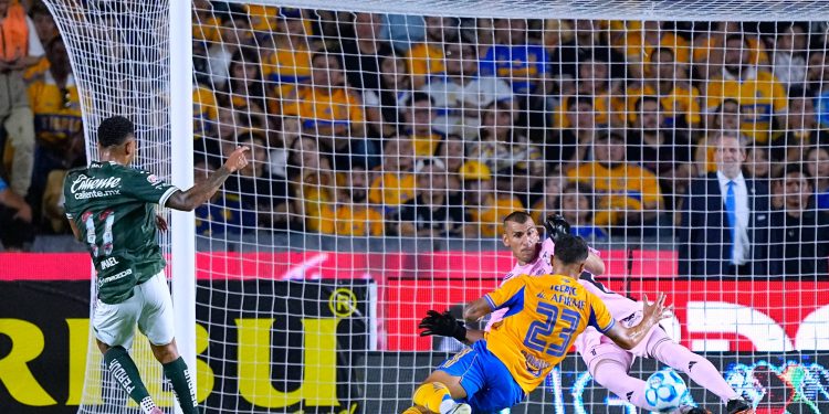 León, con un hombre más durante una hora, es incapaz de vencer a Tigres