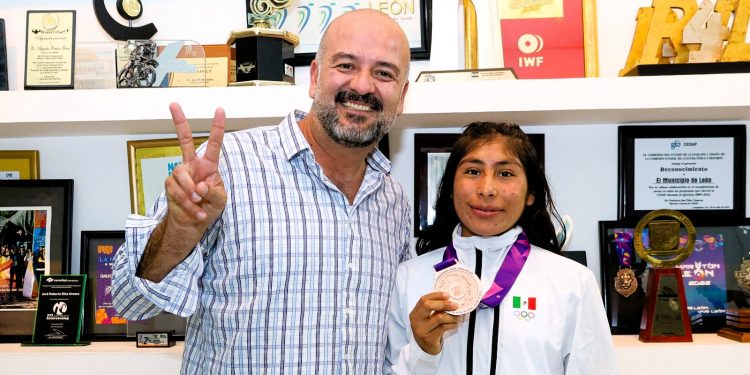 Medallista leonesa Luz Rocha visita COMUDE León tras su triunfo en los Juegos Panamericanos Junior