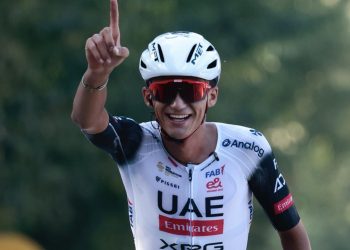 Isaac del Toro brilla en Italia: gana en solitario el Gran Piemonte 2025