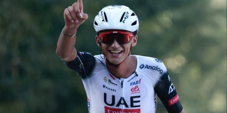 Isaac del Toro brilla en Italia: gana en solitario el Gran Piemonte 2025