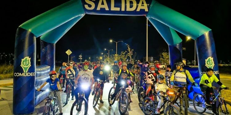 Ciclistas celebran Día de Muertos sobre ruedas con rodada tradicional en Guanajuato
