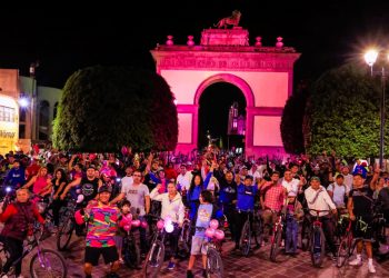 Cerca de mil leoneses participan en rodada nocturna por la prevención del cáncer de mama