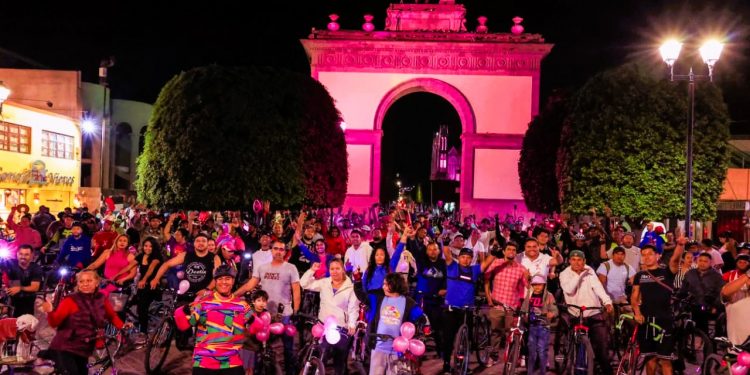 Cerca de mil leoneses participan en rodada nocturna por la prevención del cáncer de mama