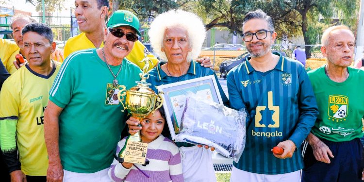 Rubén «Puercas» González recibe emotivo homenaje en León