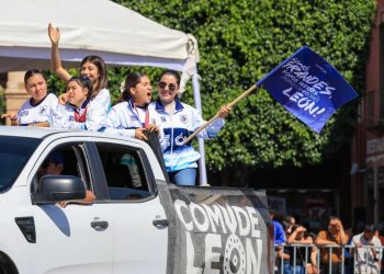Sobresalen deportistas leoneses en el Desfile por el 115 aniversario de la Revolución Mexicana