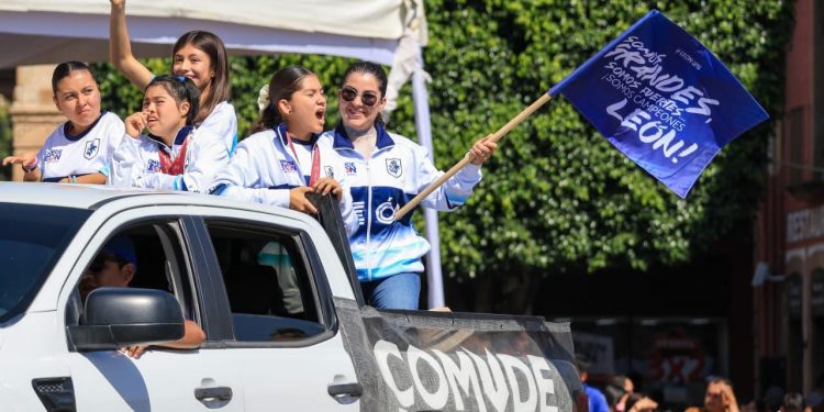 Sobresalen deportistas leoneses en el Desfile por el 115 aniversario de la Revolución Mexicana
