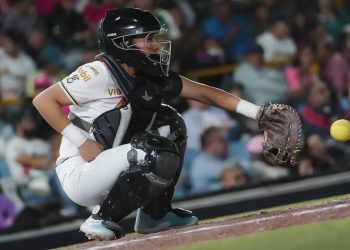 Se mantiene Esthela Segovia con la franela de Bravas de León