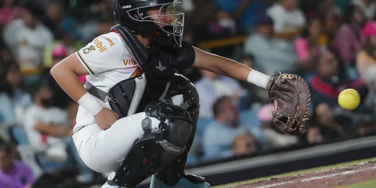 Se mantiene Esthela Segovia con la franela de Bravas de León